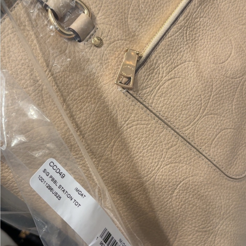 Station Tote Shoulder Bag in Signature leather - Picture 12 of 12